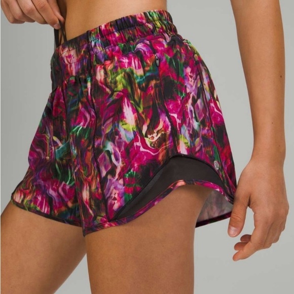Lululemon Hotty Hot Low Rise Shorts - Hyper Flow Multi 4" - Picture 1 of 5